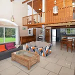 4 Bedroom Lovely In Ampaza