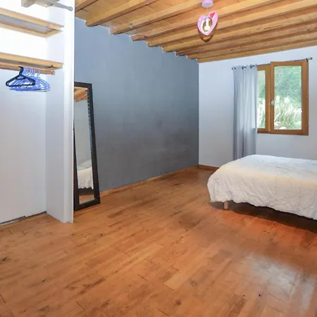 Gorgeous In Ampaza Ferienhaus