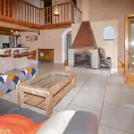 4 Bedroom Lovely In Ampaza *