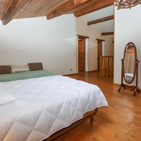 4 Bedroom Lovely In Ampaza Holiday home