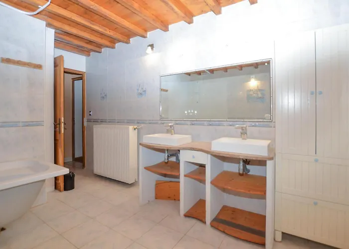4 Bedroom Lovely In Ampaza Holiday home *