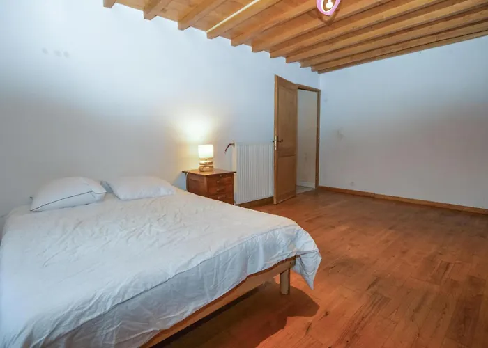 4 Bedroom Lovely In Ampaza Holiday home *