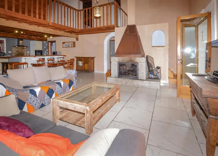 4 Bedroom Lovely In Ampaza *